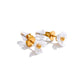 Aretes de Botón con Flor Blanca y Centro Dorado