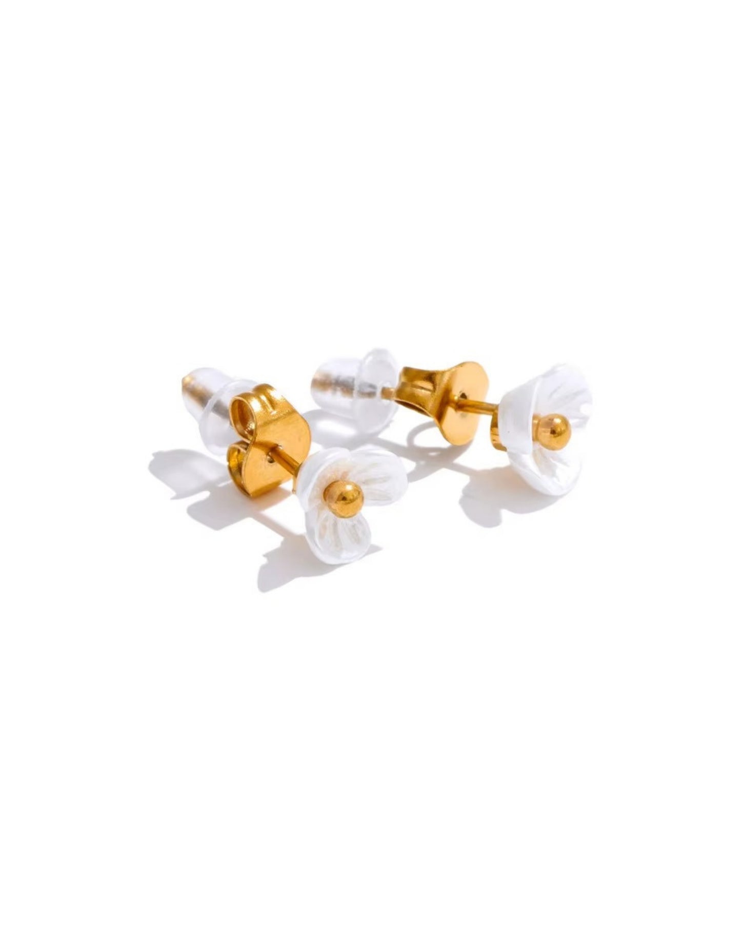 Aretes de Botón con Flor Blanca y Centro Dorado