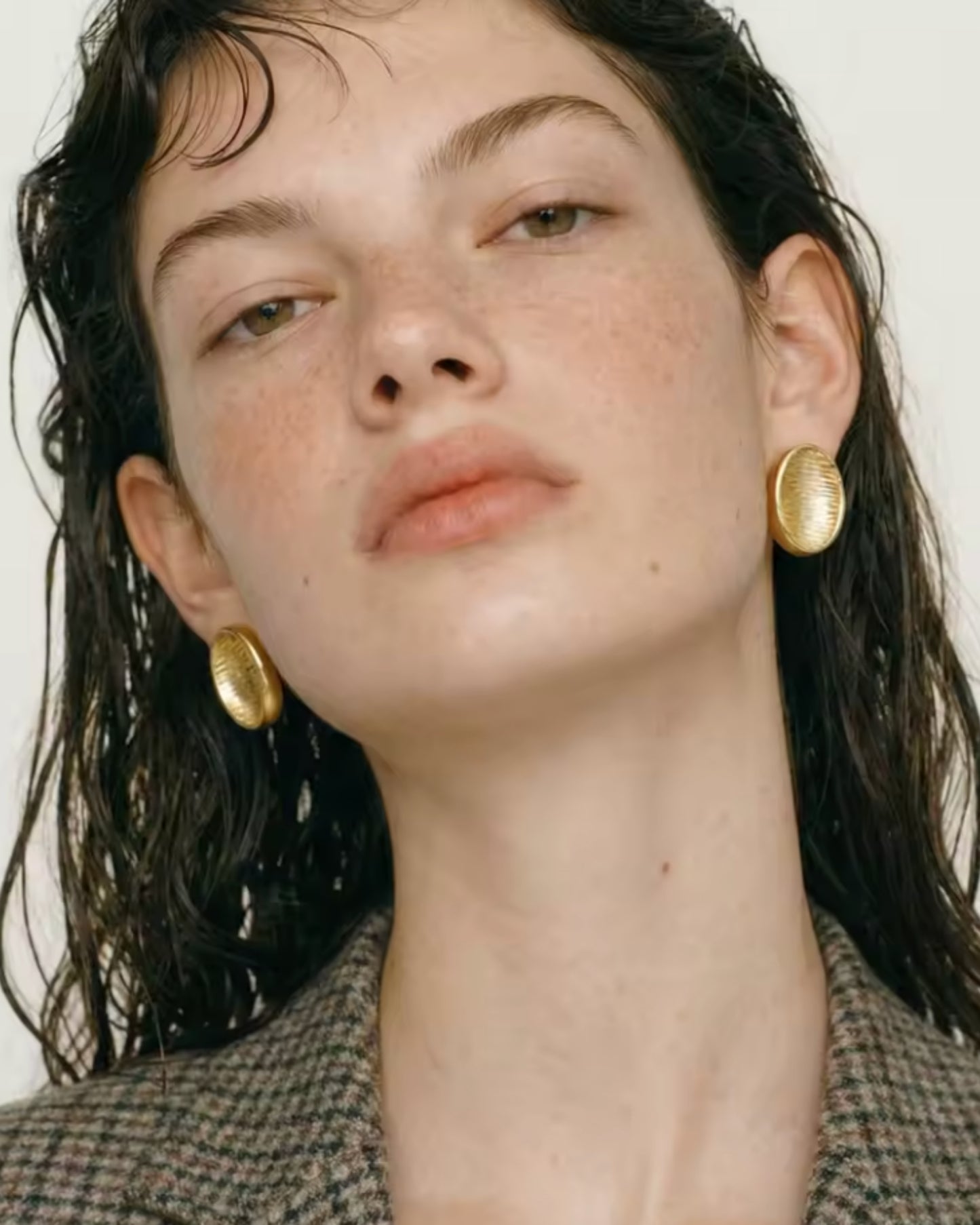 Aretes Plateados Ovalados con Textura de Ola
