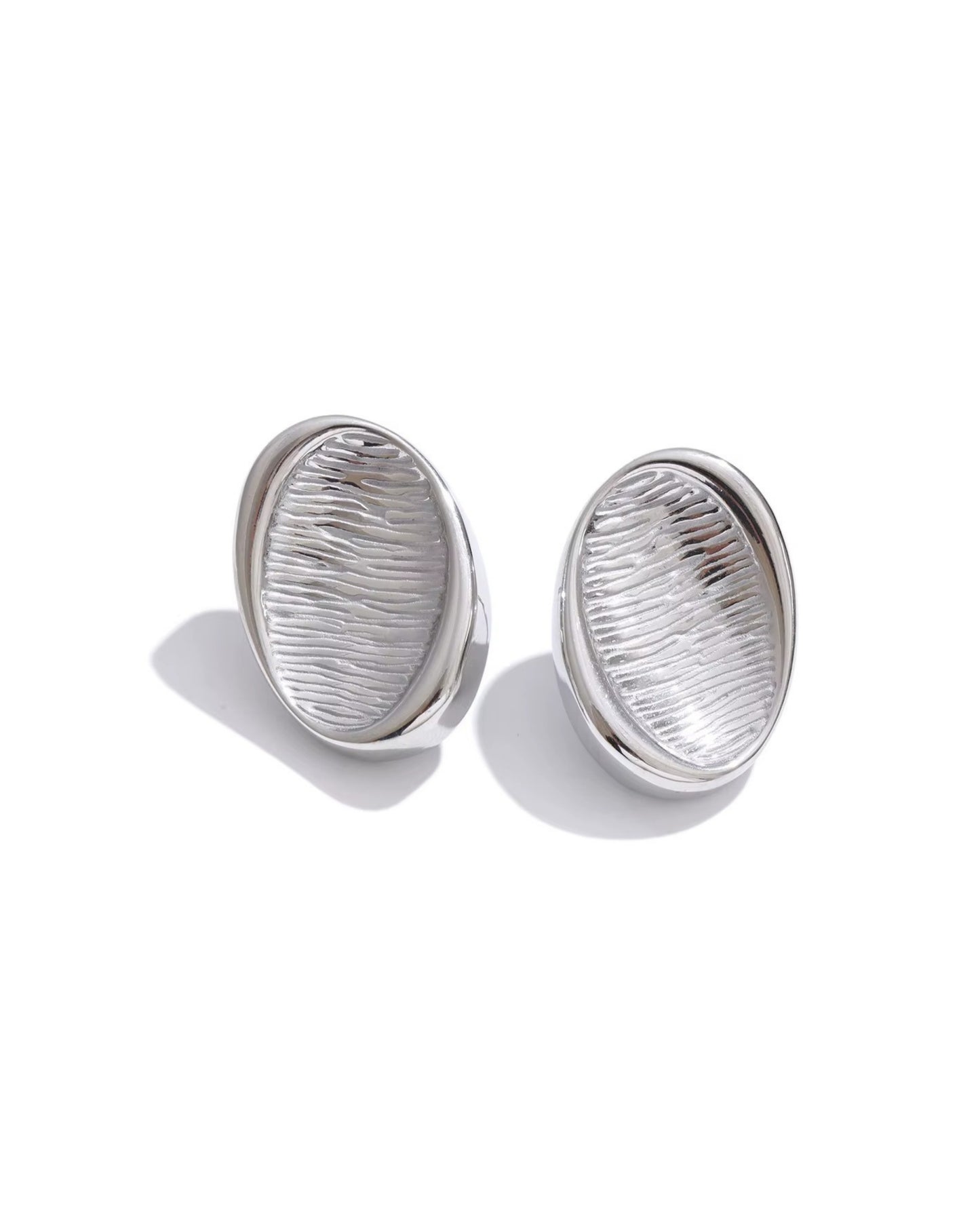 Aretes Plateados Ovalados con Textura de Ola