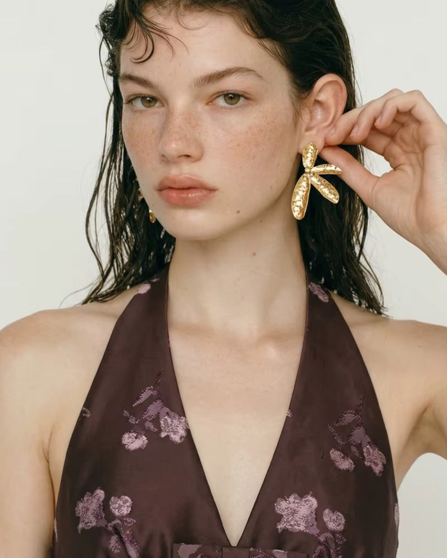 Aretes Hojas Doradas Texturizadas Doradas