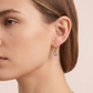 Aretes Huggie con Colgante Ovalado