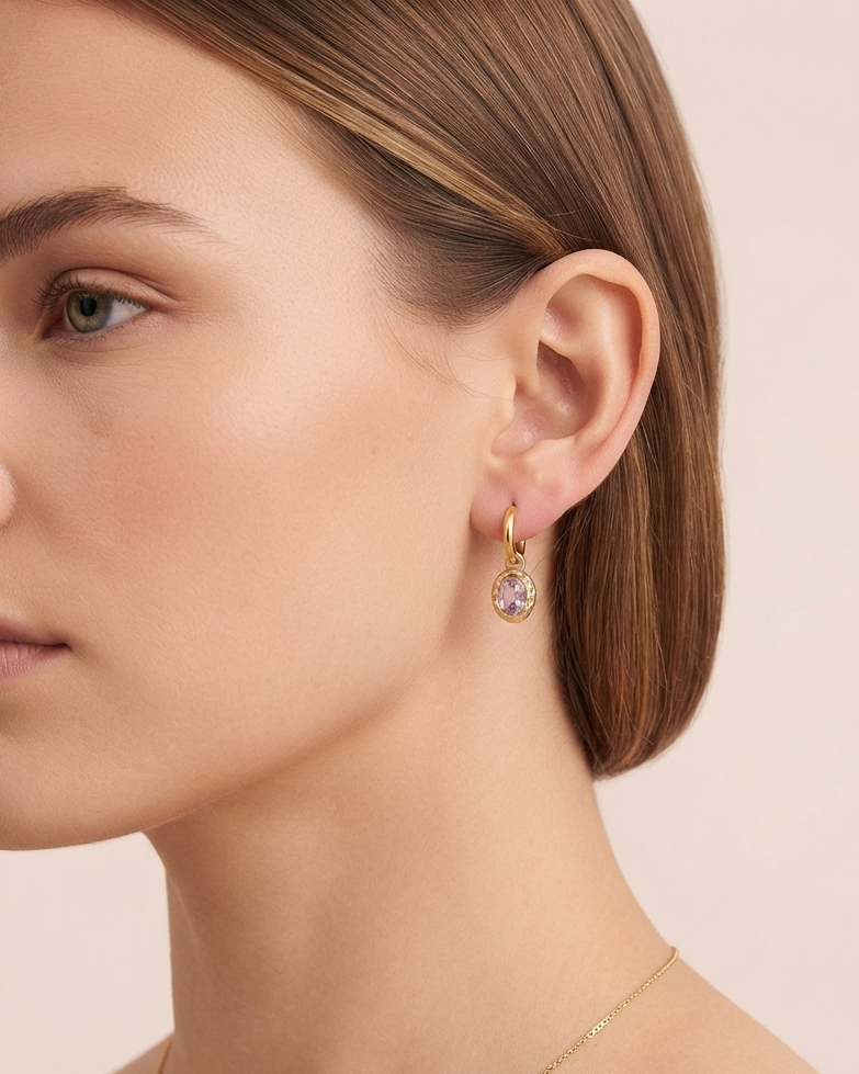 Aretes Huggie con Colgante Ovalado