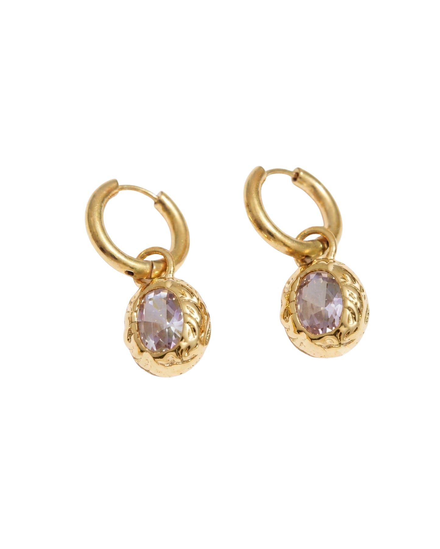Aretes Huggie con Colgante Ovalado
