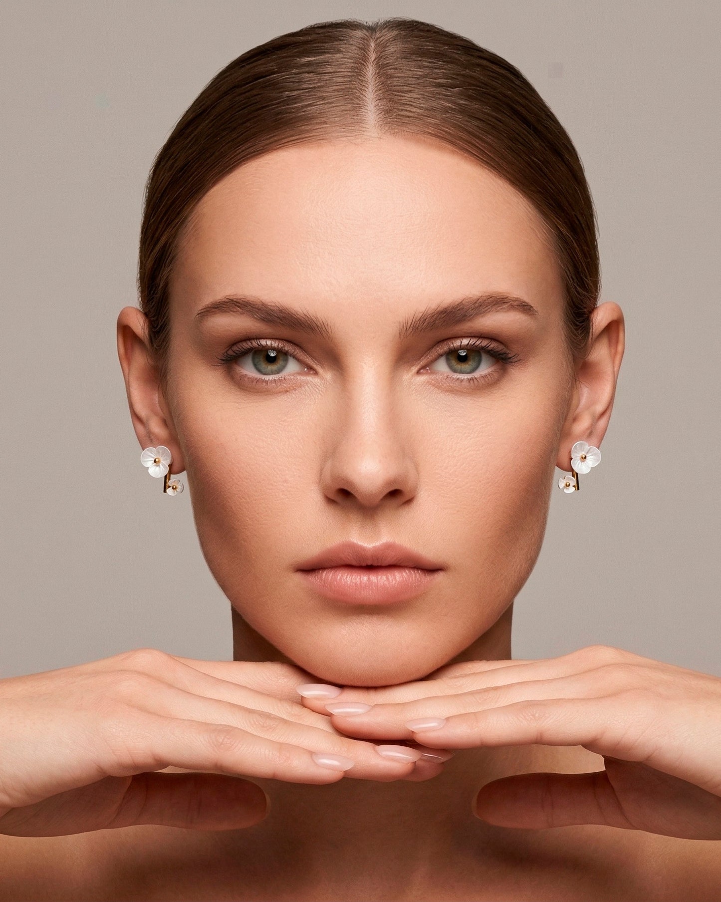 Aretes con diseño de flores blancas tipo studs dorado