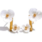 Aretes con diseño de flores blancas tipo studs dorado