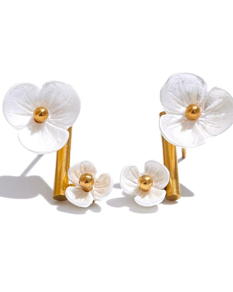 Aretes con diseño de flores blancas tipo studs dorado