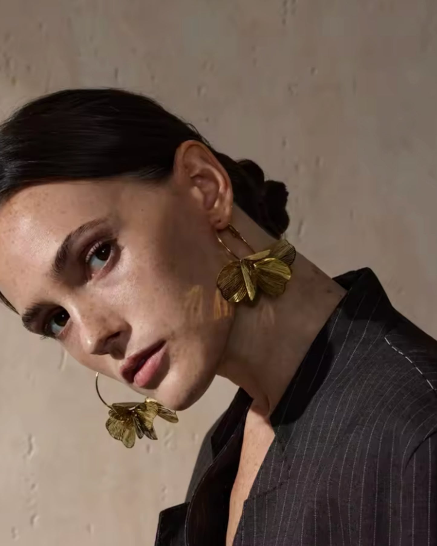 Aretes Plateados con Pétalos de Malla
