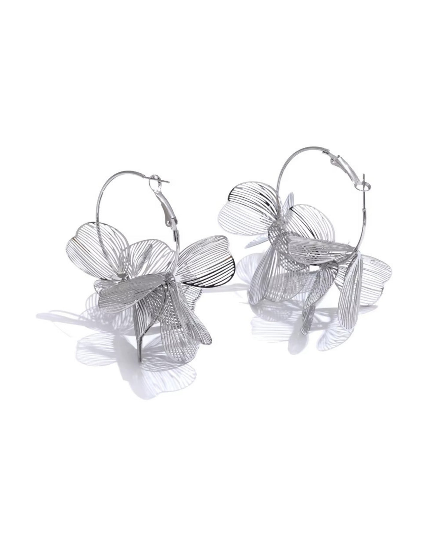 Aretes Plateados con Pétalos de Malla