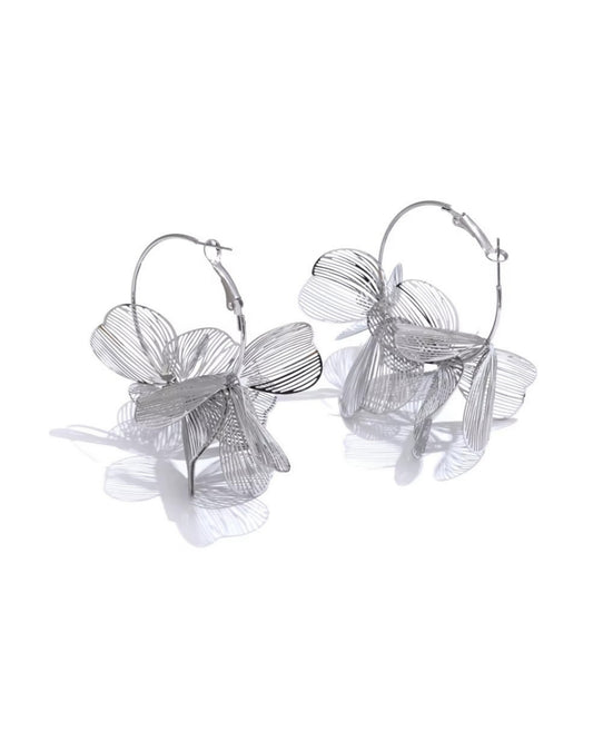 Aretes Plateados con Pétalos de Malla