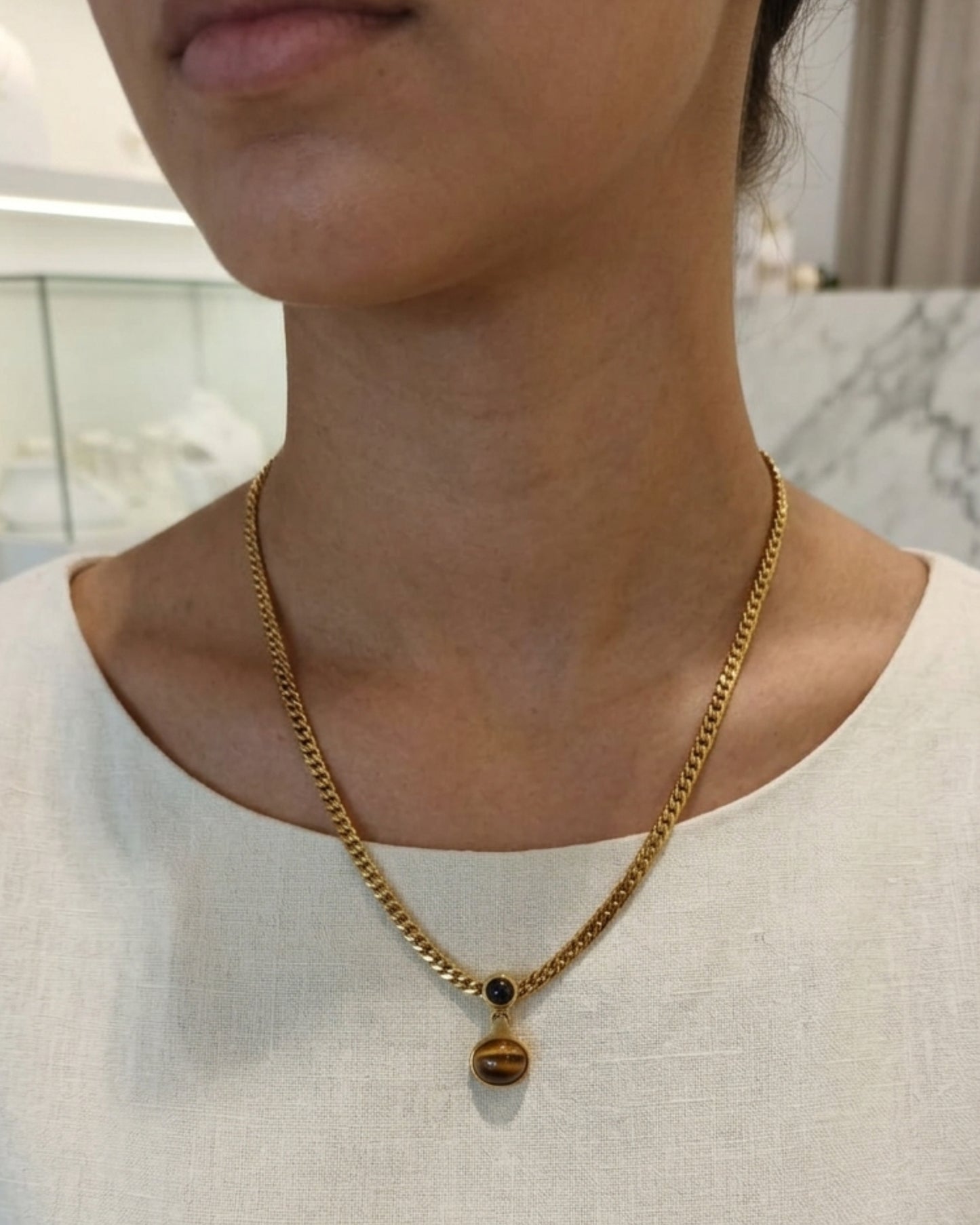 Collar con piedra ojo de tigre, color dorado