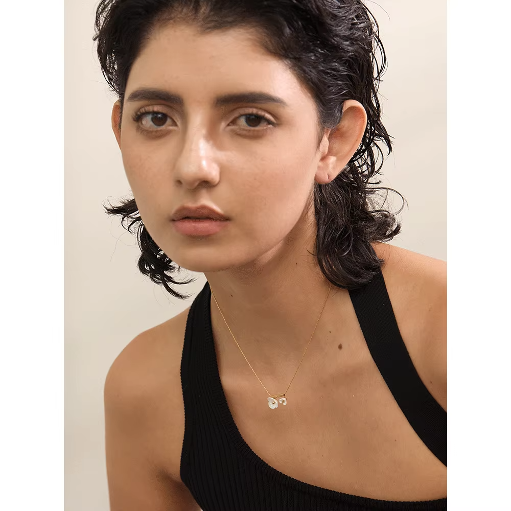 Collar dorado con diseño de flores blancas