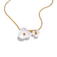 Collar dorado con diseño de flores blancas