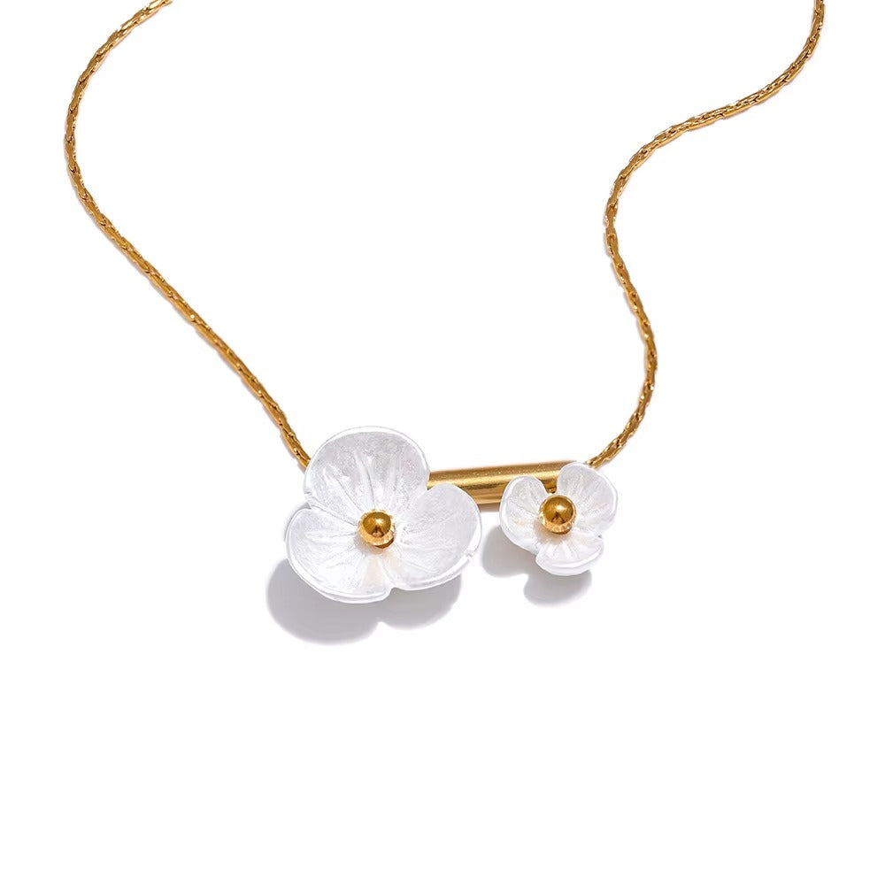 Collar dorado con diseño de flores blancas