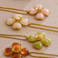 Collar con diseño de flor beige, color dorado
