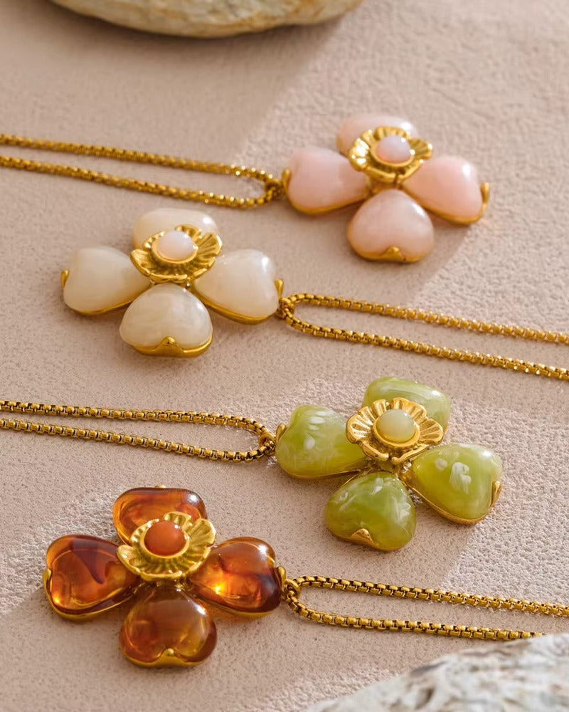 Collar con diseño de flor beige, color dorado