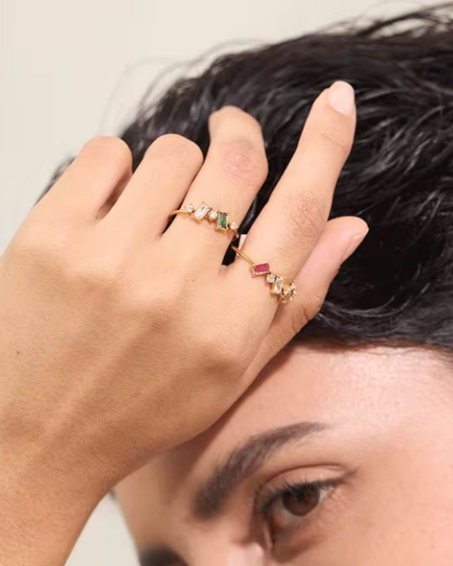 Anillo Delgado con Cristales Multicolor