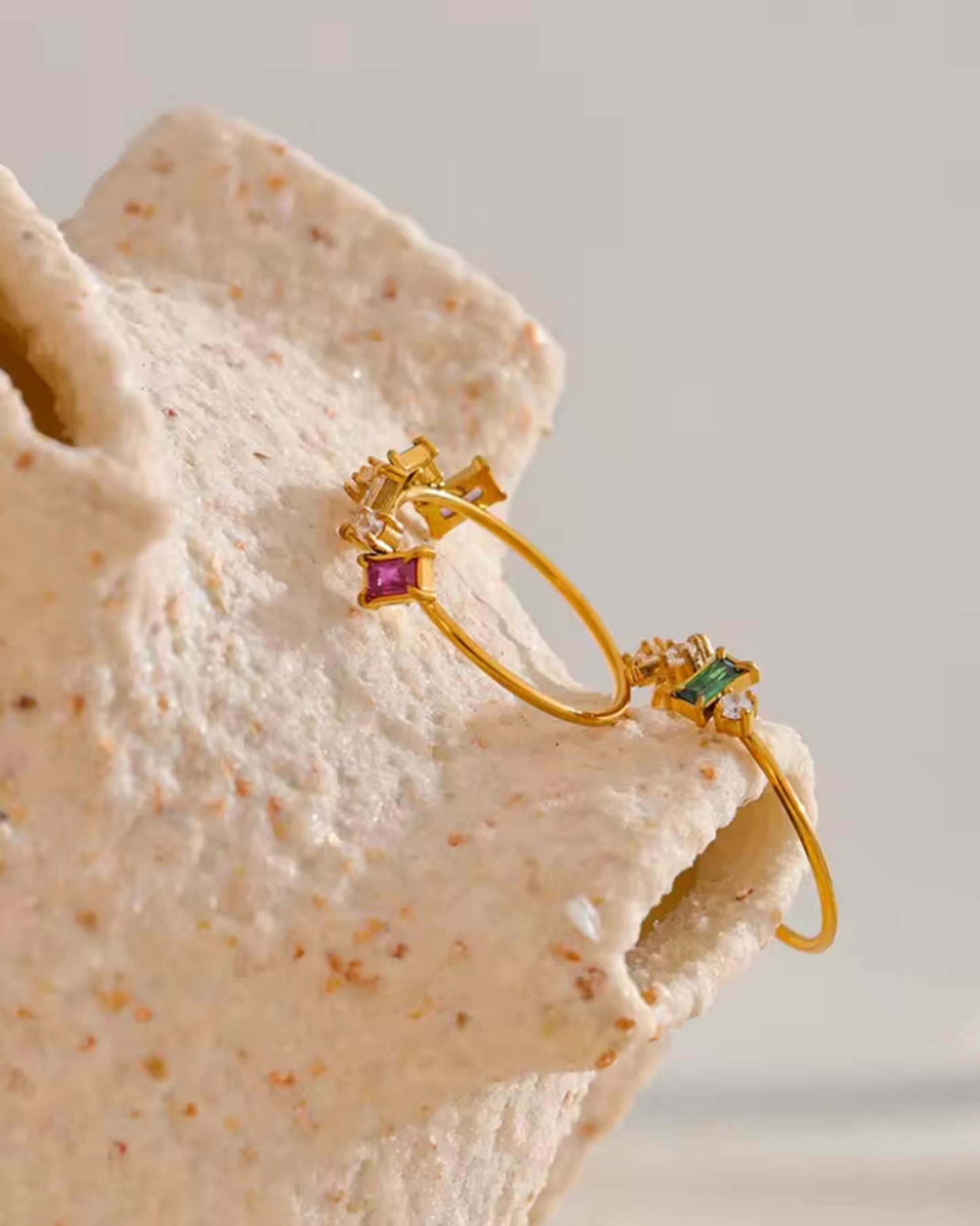 Anillo Delgado con Cristales Multicolor