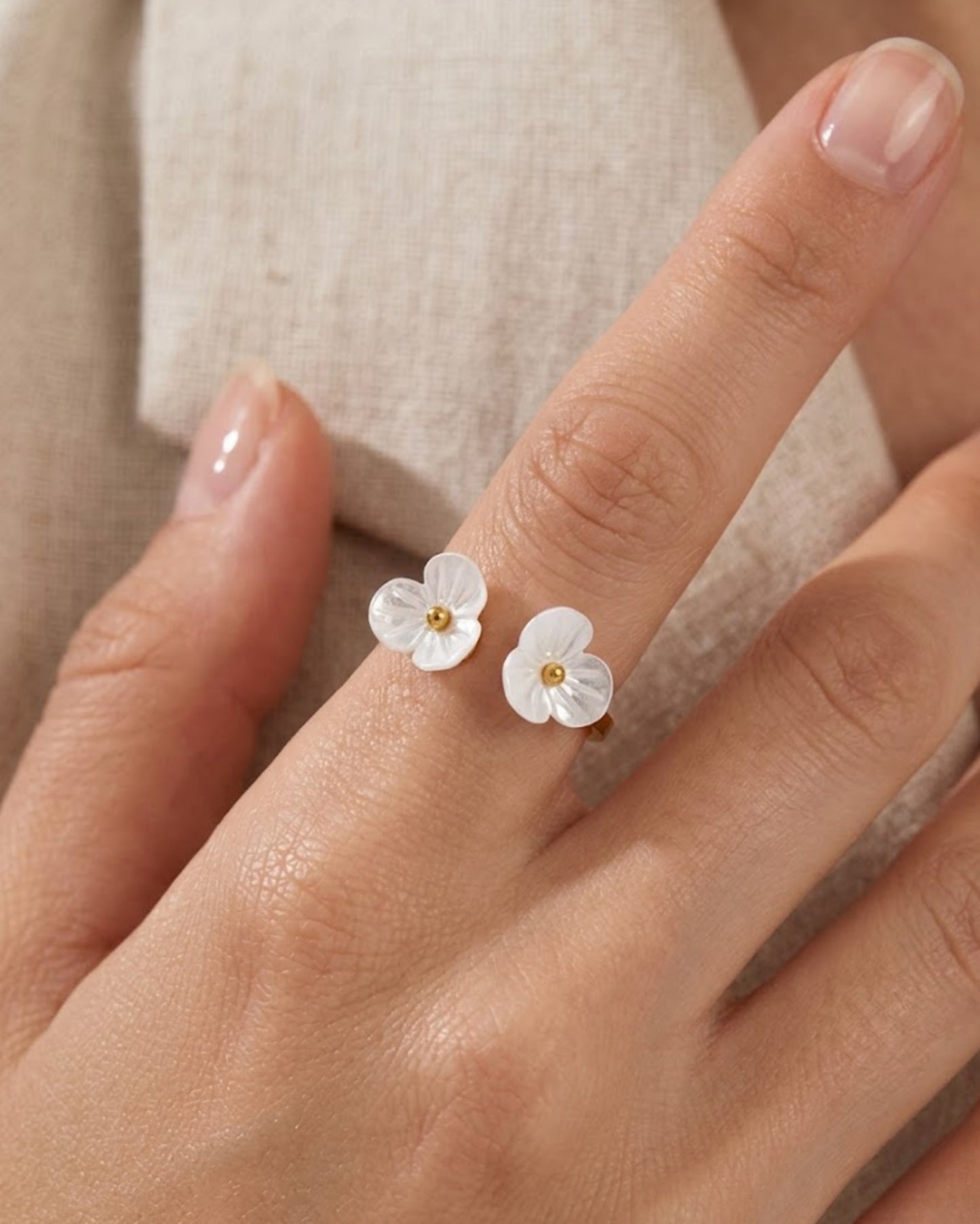 Anillo Abierto con Flores Blancas