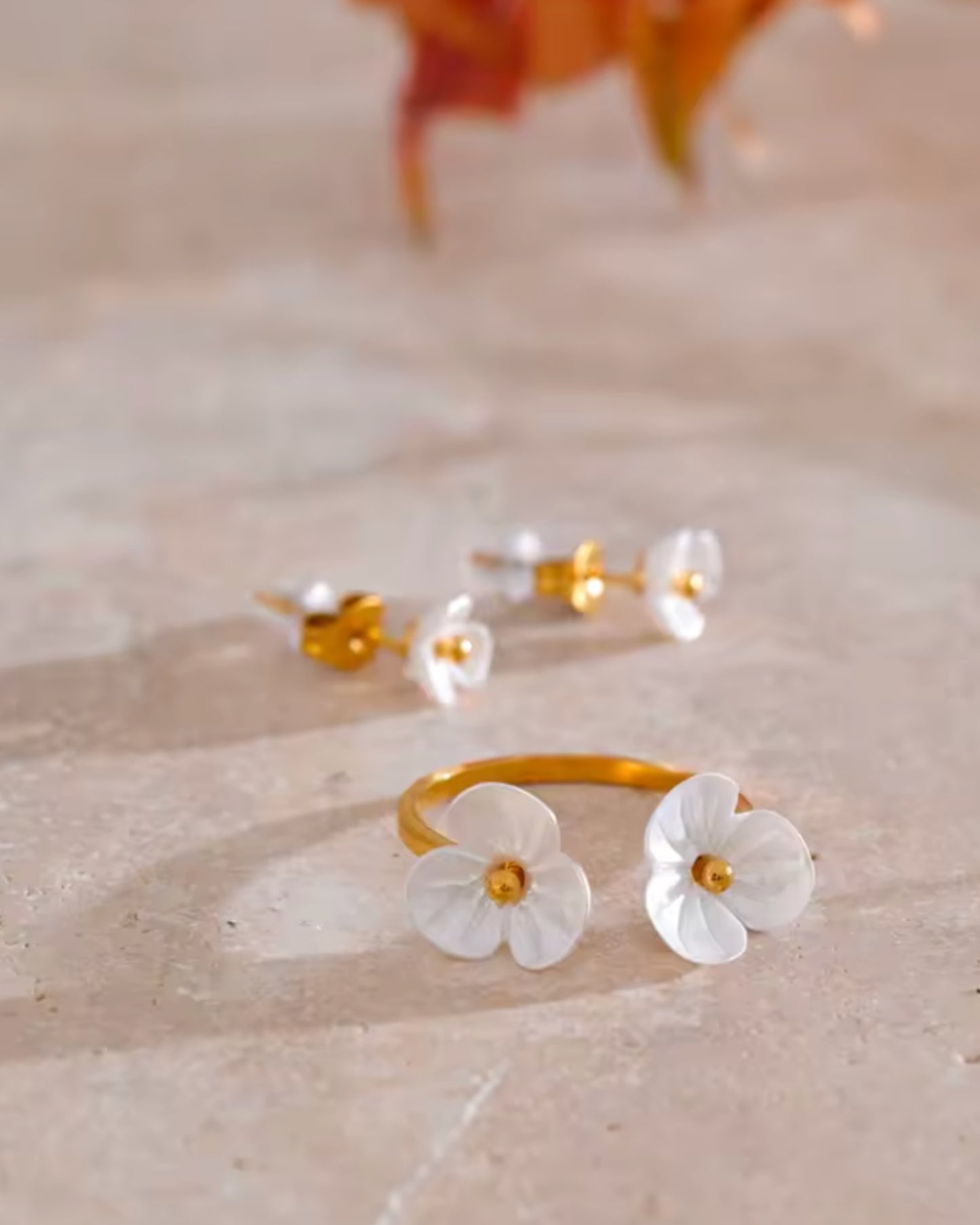Anillo Abierto con Flores Blancas
