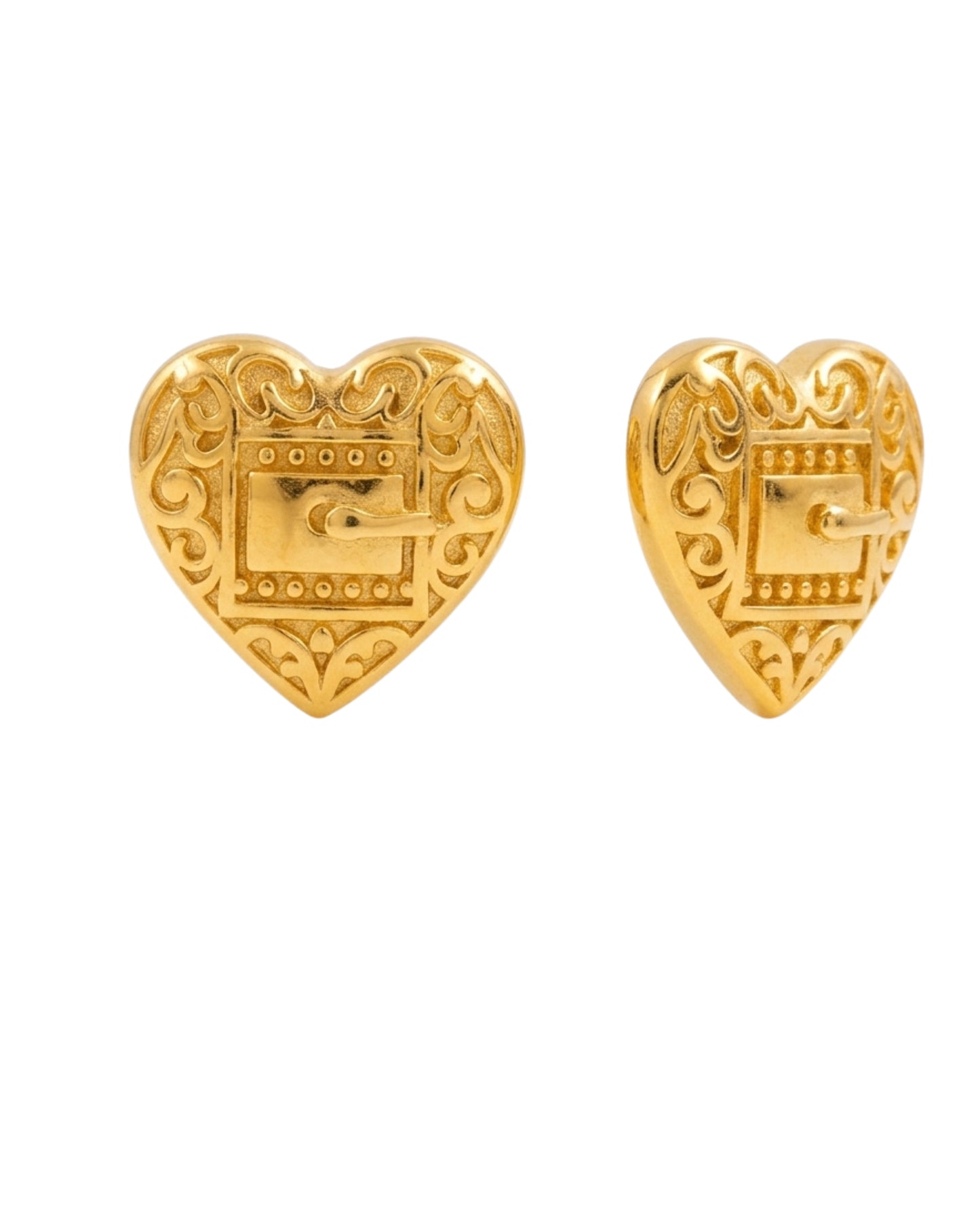 Aretes dorados chunky en forma de corazon