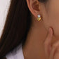 Aretes dorados de corazon con piedra brillante