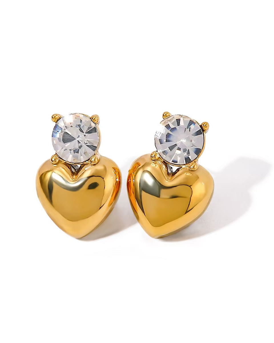 Aretes dorados de corazon con piedra brillante