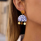 Aretes dorados largos con diseño de talavera