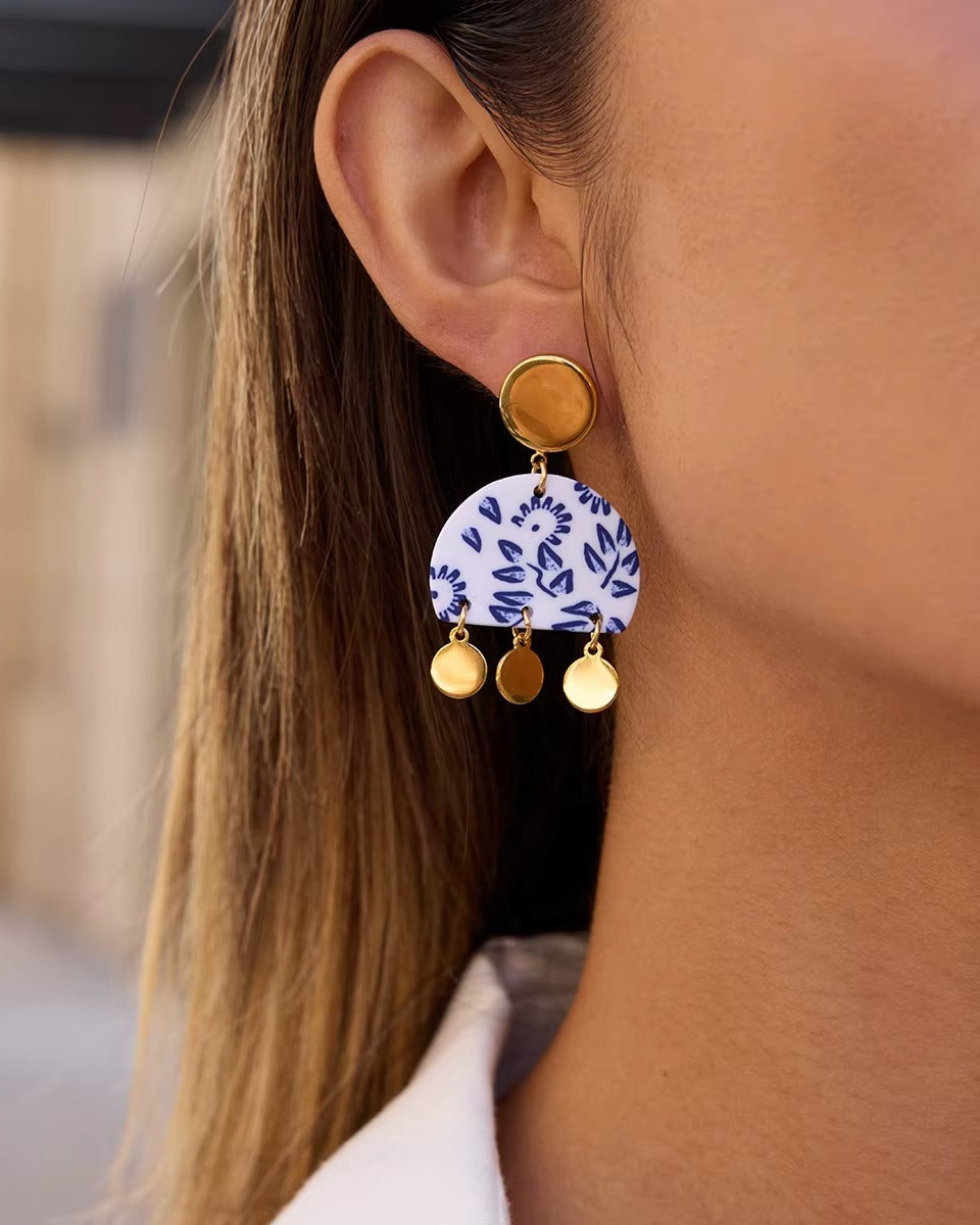 Aretes dorados largos con diseño de talavera