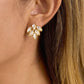 Aretes dorados cortos estilo hoja con piedras