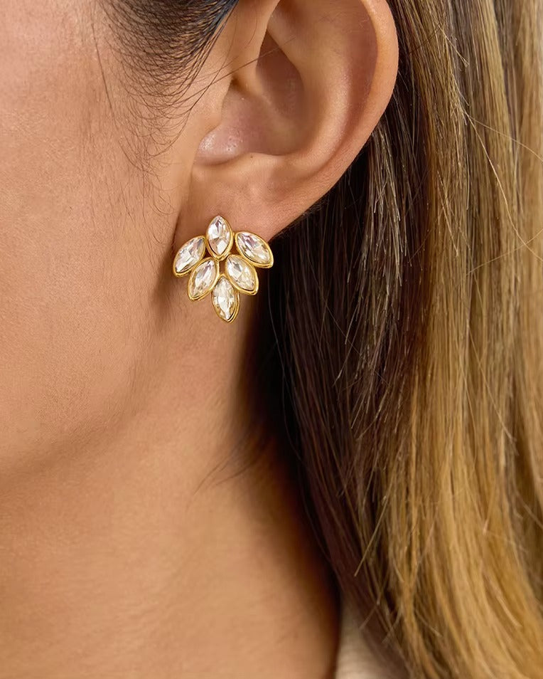 Aretes dorados cortos estilo hoja con piedras