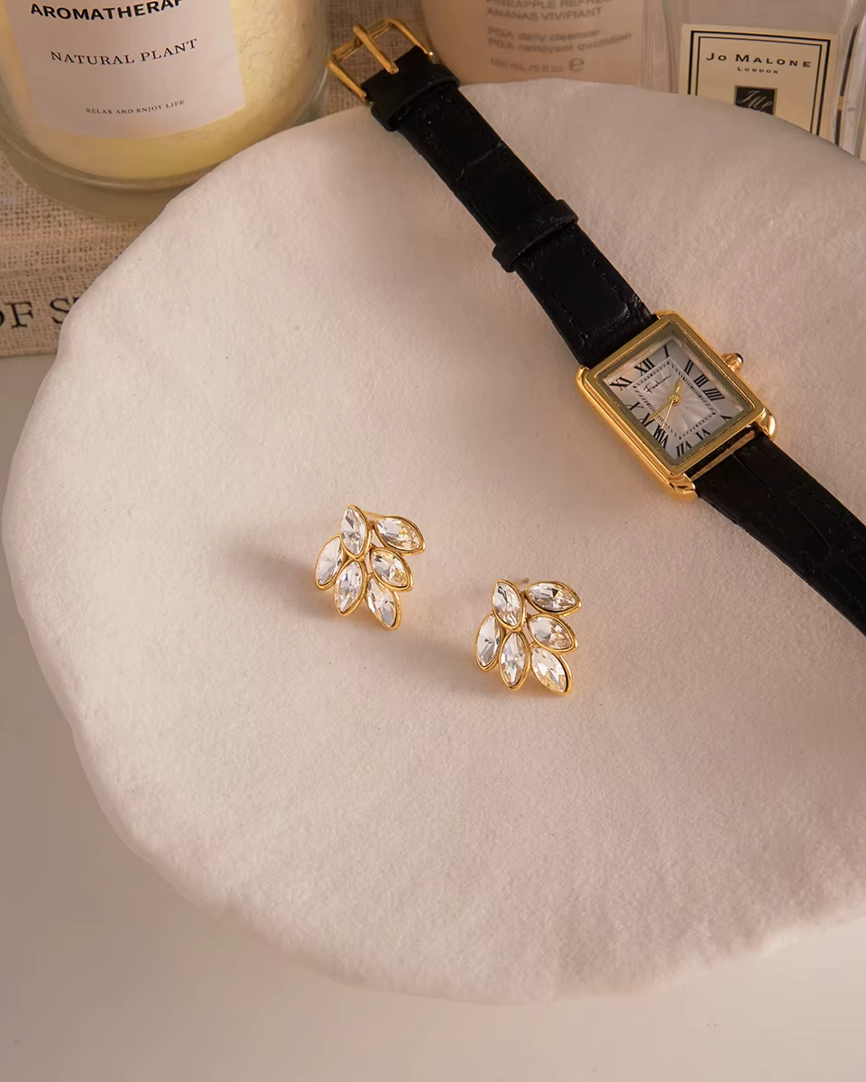 Aretes dorados cortos estilo hoja con piedras