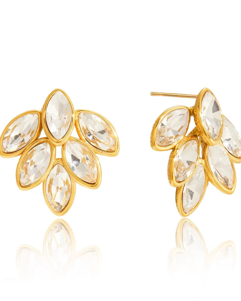 Aretes dorados cortos estilo hoja con piedras