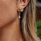 Aretes dorados con relieve con piedra colgante