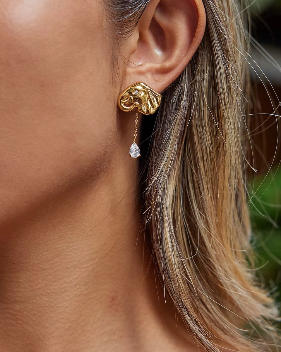 Aretes dorados con relieve con piedra colgante