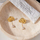 Aretes dorados con relieve con piedra colgante