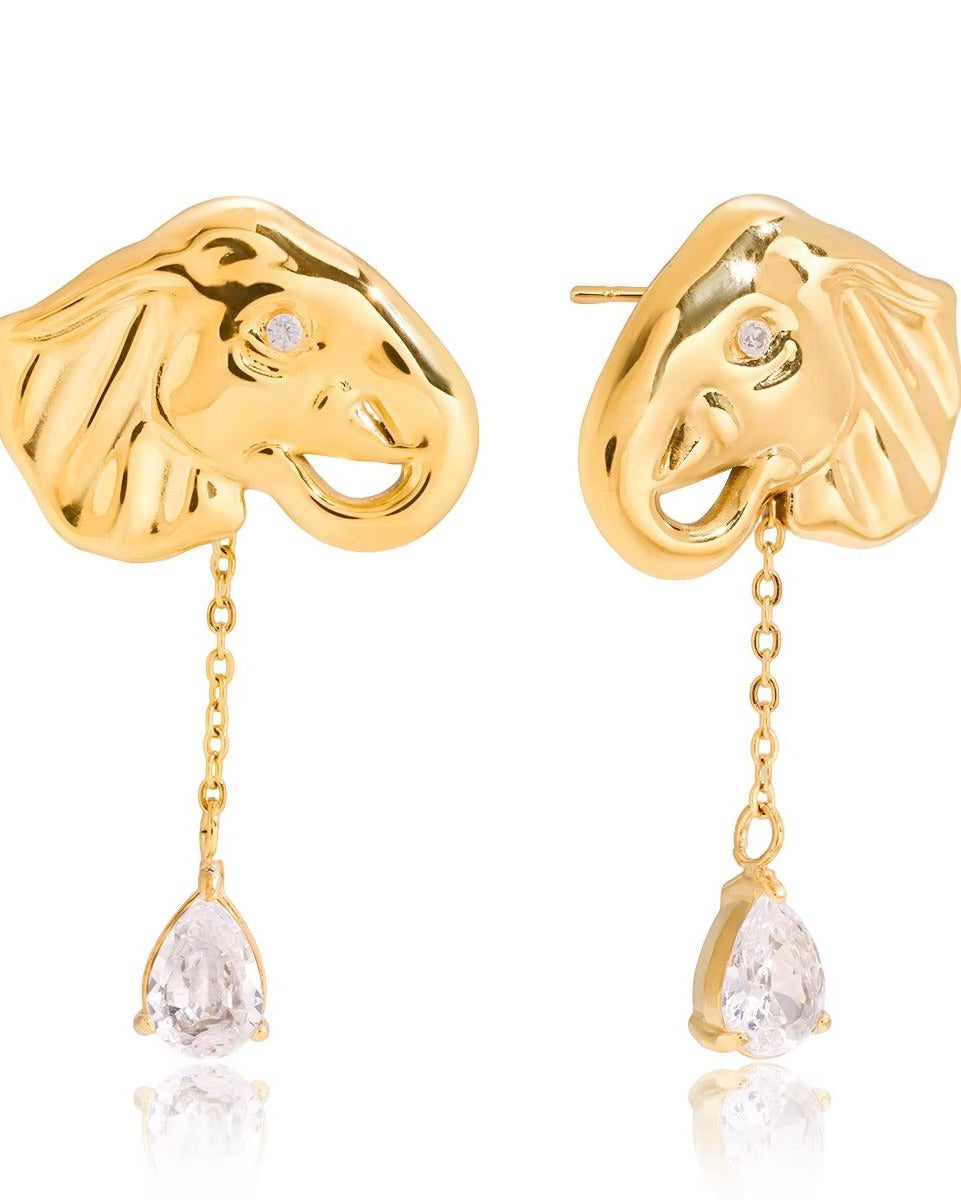 Aretes dorados con relieve con piedra colgante