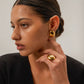 Aretes dorados con relieve brilloso
