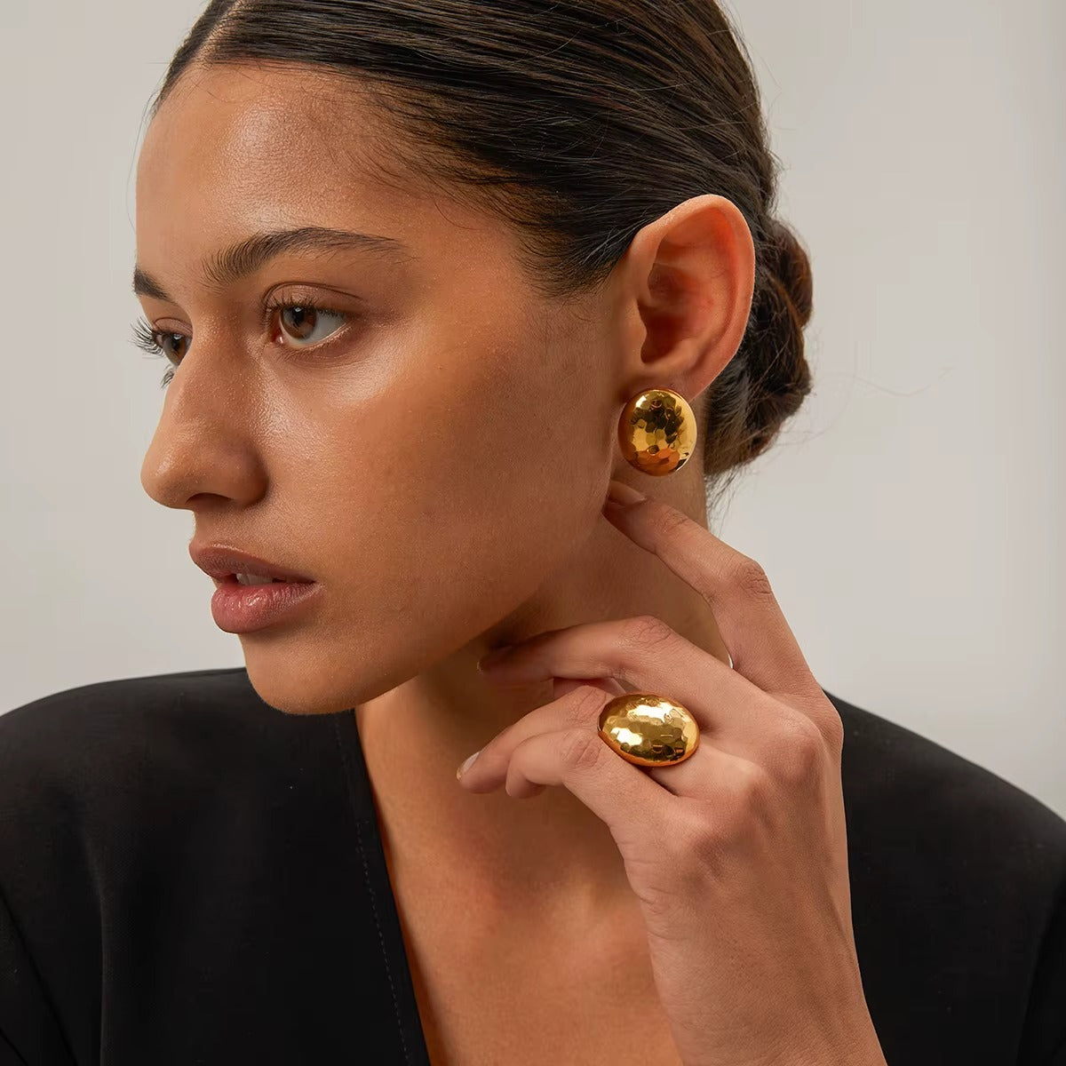 Aretes dorados con relieve brilloso