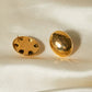 Aretes dorados con relieve brilloso