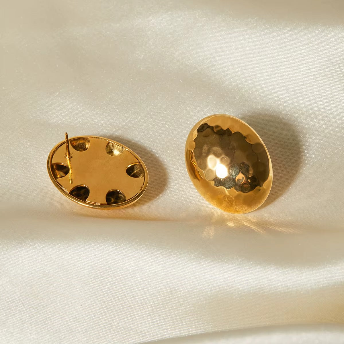Aretes dorados con relieve brilloso