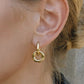 Aretes tipo huggie casuales dorados de acero inoxidable
