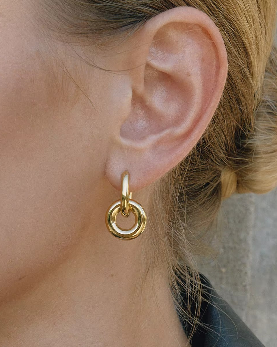 Aretes tipo huggie casuales dorados de acero inoxidable