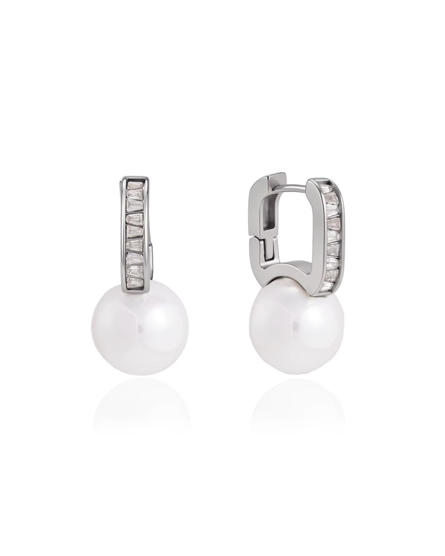 Aretes Huggies Rectangulares con Circonias y Perla Colgante