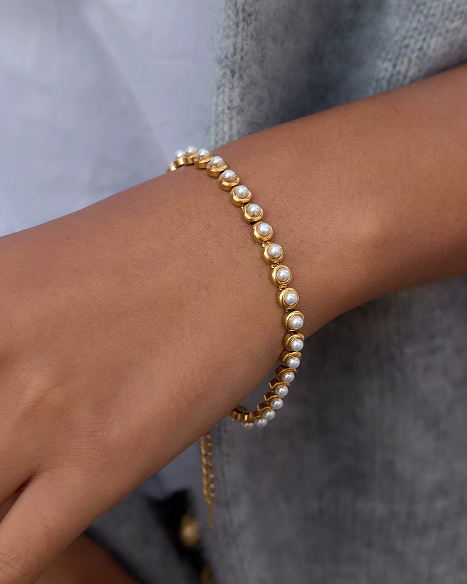 Pulsera dorada con perlas
