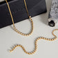 Pulsera dorada con perlas
