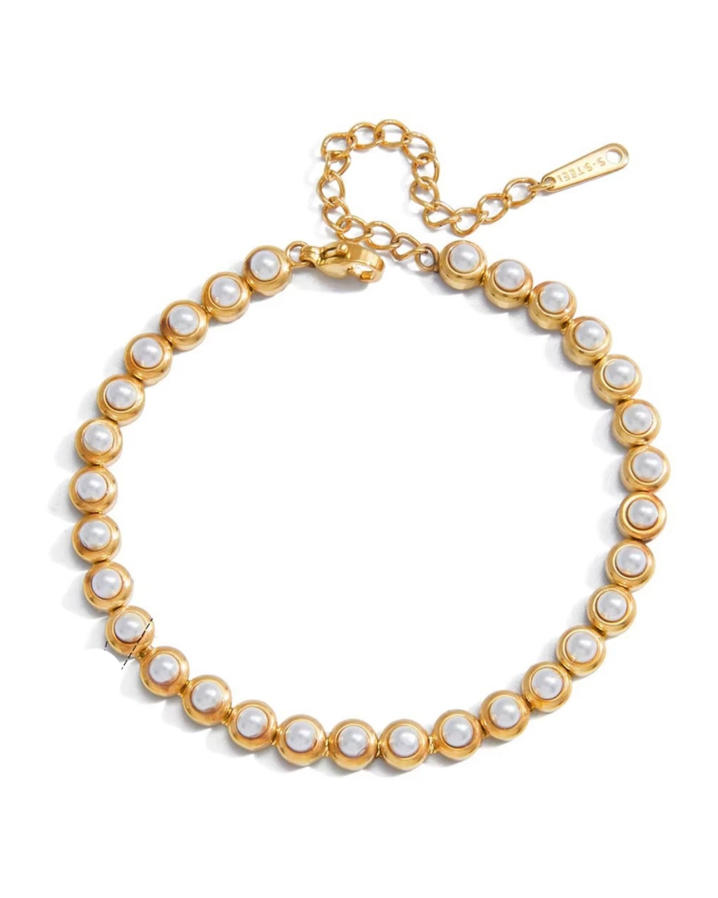 Pulsera dorada con perlas