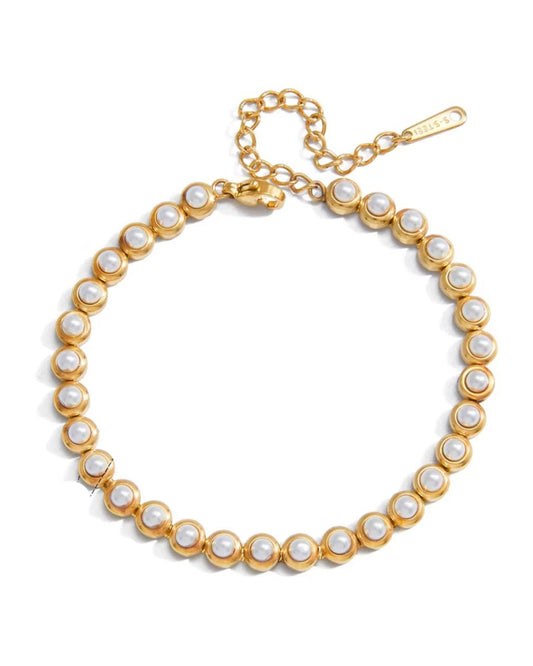 Pulsera dorada con perlas