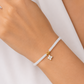 Pulsera de Cuentas Blancas con Dije de Flor
