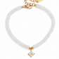 Pulsera de Cuentas Blancas con Dije de Flor